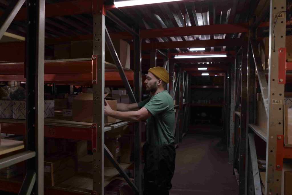 предимствата на металните стелажи